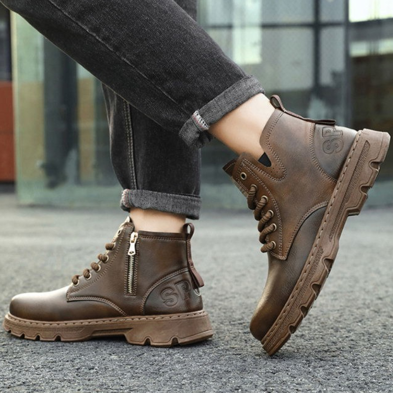 Leatherwork Boots - ​ รองเท้าบูทหนังหุ้มข้อสูงแบบมีซิปสำหรับผู้ชาย คอลเลคชั่นใหม่ฤดูหนาวปี 2025 สไตล์วินเทจเรโทรแบบอังกฤษ ทันสมัย