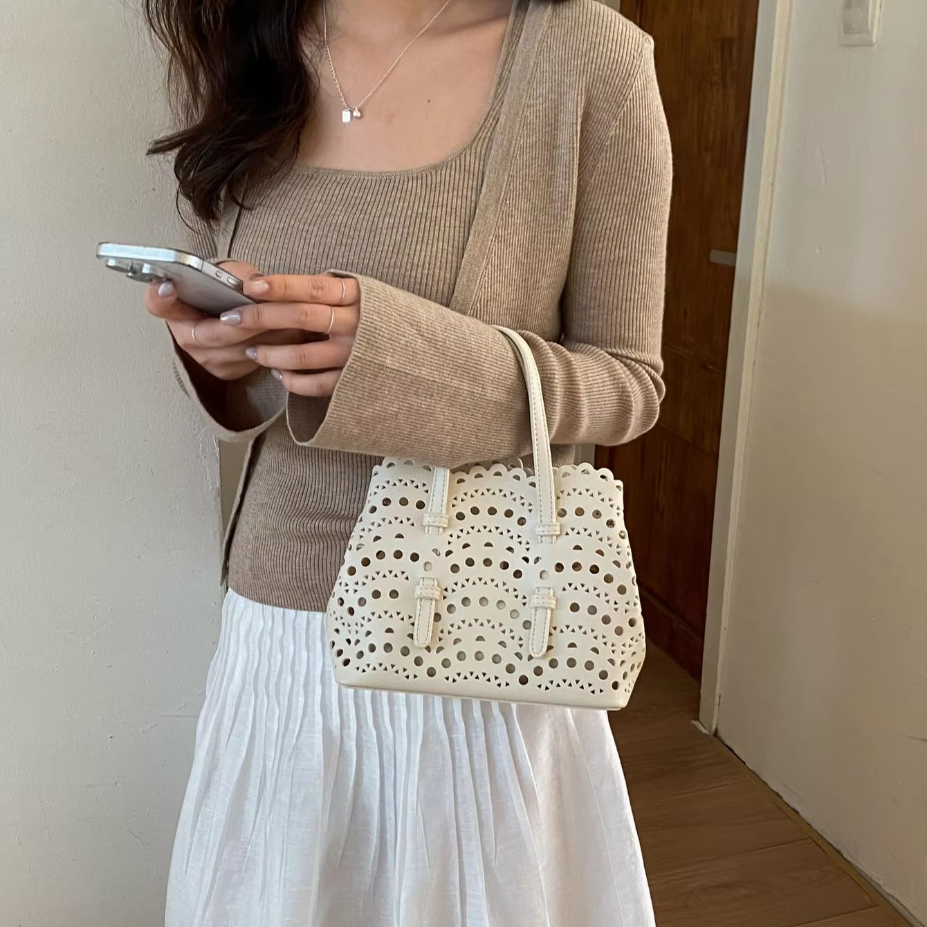 กระเป๋าสะพายข้างพิมพ์ลายสีแดงส - Leather Work Handbags For Women บทวิจารณ์และราคา